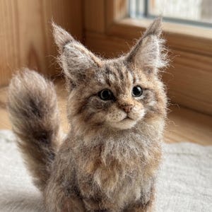 Paquete de materiales para fieltro con aguja: Alfombra rústica de lino con estampado atigrado grueso de Maine Coon para interiores, hecha de madera.