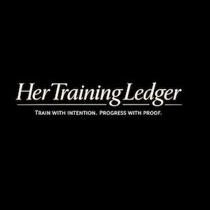 Può includere: Un design grafico nero che presenta il testo bianco con grazie Her Training Ledger centrato sulla pagina. Sotto questo titolo, una sottile linea orizzontale lo separa dallo slogan in caratteri bianchi senza grazie Train with intention. Progress with proof.