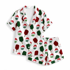 Kerstpyjama van satijn met pickleball-thema, kerstmuts, paddle en rood-groen geruit kerstpatroon voor een heerlijk comfortabele nachtrust.