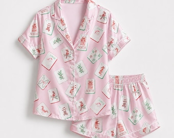 Conjunto de pijama navideño festivo con estampado de fichas de mahjong, de satén rosa y botones.