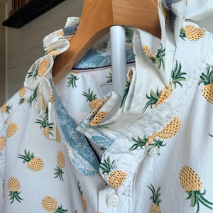 BÅTDAGSREDIGERING: Nydesignad herrkrage med ananas och volang i storlek XL