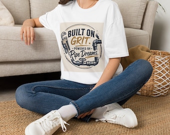 T-Shirt „Auf Beharrlichkeit gebaut – Träume verwirklichen“ | Vintage-Grafik für Klempnerwerkzeuge