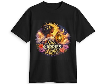 „She Carries Light“-T-Shirt | Illustration mit Laterne, Sonne und Mond