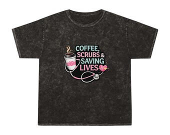 Kaffee, OP-Kleidung & Leben retten – T-Shirt | Krankenschwester-Stethoskop-Kaffee-Motiv / Geschenk für Krankenpflegeschüler / T-Shirt für den Pflegealltag / Lustiges Pflege-T-Shirt