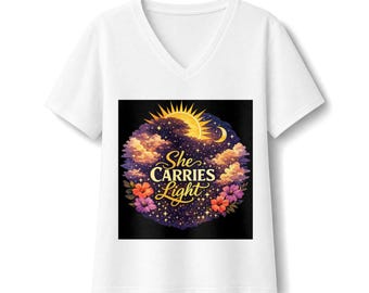 She Carries Light T-Shirt | Mond-, Sternen- und Blumenmotive