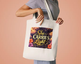 Tragetasche „She Carries Light“ | inspirierendes florales Schriftdesign