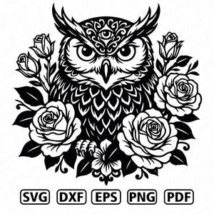 Pode incluir: Uma ilustração gráfica a preto e branco de uma coruja com um símbolo de olho na testa, rodeada por rosas em flor e folhas. Abaixo da ilustração, o texto diz SVG, DXF, EPS, PNG e PDF em cinco caixas retangulares separadas.