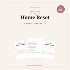 Op de afbeelding: Een digitaal document getiteld Tidy & Tended The 15-Minute Home Reset met 11 schoonmaak- en opruimchecklists. Het ontwerp bevat drie witte pagina's met donkere tekst en mauve accenten, plus een badge voor een directe PDF-download.