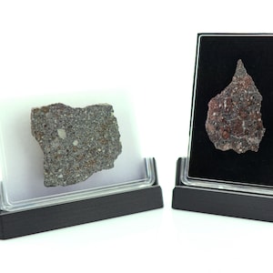 Rechthoekige vitrine met edelstenen en mineralen + standaard