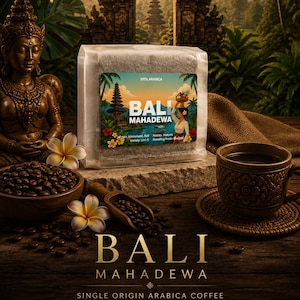 Könnte beinhalten: Ein durchsichtiger Plastikbeutel mit Bali Mahadewa Single Origin Arabica Kaffeebohnen und einem Etikett, das einen balinesischen Tempel und eine Person mit einem Korb zeigt. Enthält eine Holzschale mit Kaffeebohnen, eine Holzschaufel und eine Keramiktasse.