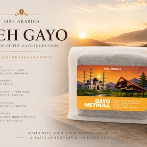 Puede incluir: Una bolsa rectangular de café Aceh Gayo con una etiqueta que muestra una mezquita y una casa tradicional al atardecer. El texto incluye 100% Arabica, Gayo Wethull y detalles de origen. La bolsa está junto a granos de café tostados y cerezas.