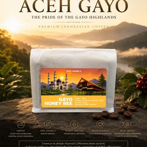 以下が含まれることがあります： モスクと伝統的な家屋が描かれたラベル付きのGayo Honey Beeコーヒーの白い袋。ラベルには100% Arabica、Aceh Gayo、The Pride of the Gayo Highlands、Premium Indonesian Coffeeの文字と、産地や焙煎に関する詳細が記載されています。