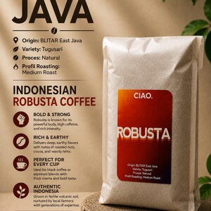 Könnte beinhalten: Eine hellbraune Papiertüte mit Black Java indonesischem Robusta-Kaffee. Das Etikett zeigt den Text CIAO und ROBUSTA sowie Herkunftsangaben. Die Tüte steht auf einem Steinuntersetzer, umgeben von verstreuten dunklen Kaffeebohnen und grünen Blättern.