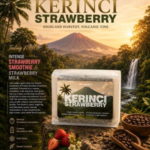 Puede incluir: Una bolsa rectangular de granos de café premium Kerinci Strawberry de Sumatra. La etiqueta muestra un paisaje montañoso, el texto 100% Arabica y notas de cata de batido de fresa y leche. Se observan fresas frescas y granos de café.
