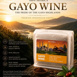 以下が含まれることがあります： モスクと伝統的な家屋のイラストが描かれたラベル付きのGayo Wineコーヒーの長方形の袋。ラベルには100% Arabica、Gayo Wine、Origin: Bener Meriah、Variety: Ateng、Proces: Wine、Roasting Profile: Mediumと記載されています。