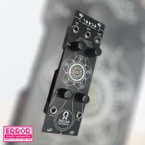 Puede incluir: Módulo de sintetizador electrónico negro con el texto "ERROR INSTRUMENTS" y "INDIAN resonator". El módulo tiene perillas, conectores y un diseño circular decorativo con el número 8. Diseñado para sintetizador creativo, arte, ruido y música.