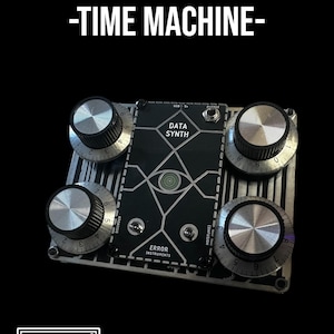 Puede incluir: Un sintetizador de m&uacute;sica electr&oacute;nico negro y plateado con cuatro botones y el texto "DATA SYNTH -TIME MACHINE- ERROR INSTRUMENTS EXPERIMENTAL DATA SOUND".