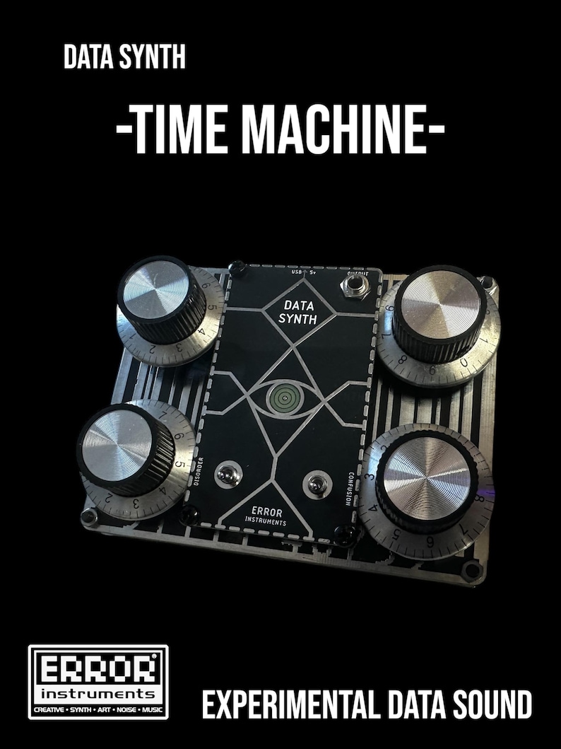 Puede incluir: Un sintetizador de m&uacute;sica electr&oacute;nico negro y plateado con cuatro botones y el texto "DATA SYNTH -TIME MACHINE- ERROR INSTRUMENTS EXPERIMENTAL DATA SOUND".