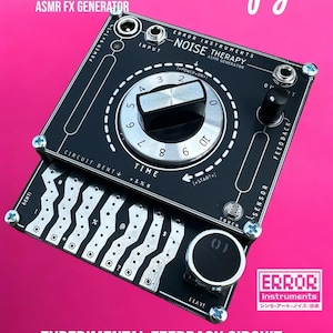Puede incluir: Generador ASMR FX Noise Therapy negro con un dial grande y múltiples conectores de entrada/salida. El texto "Noise Therapy" y "Experimental Feedback Circuit Bending Effect Processor" es visible. Fabricado por Error Instruments.
