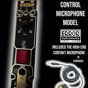 Könnte beinhalten: Ein gold- und schwarzfarbenes Eurorack-Modul mit dem Text "MICY CV CONTROL MICROPHONE MODEL" und "ERROR instruments" darauf. Das Modul verfügt über Knöpfe, Taster und einen roten Druckknopf. Es wird mit einem schwarzen Kabel und einem runden, goldfarbenen Kontaktmikrofon geliefert.