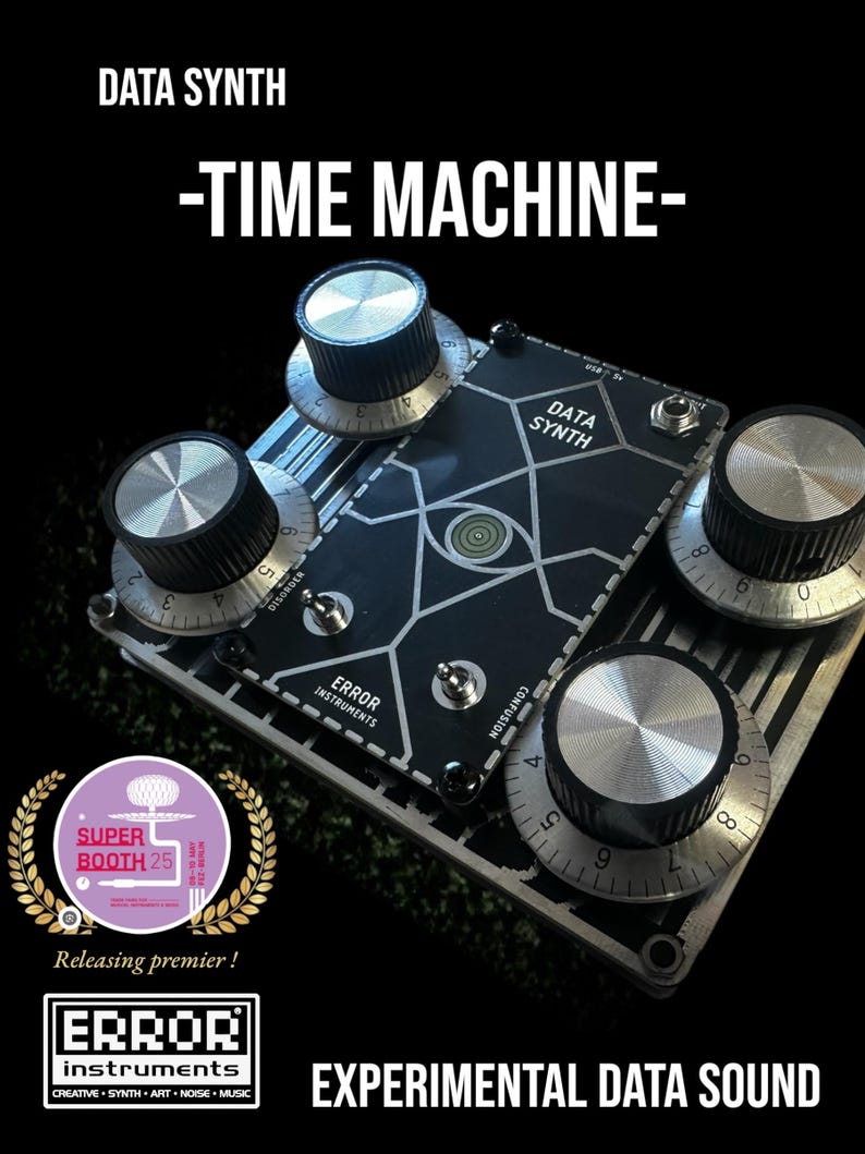 Puede incluir: Un sintetizador de m&uacute;sica electr&oacute;nico plateado y negro con perillas y una pantalla que dice "DATA SYNTH -TIME MACHINE- ERROR INSTRUMENTS". El sintetizador est&aacute; etiquetado como "DATA SYNTH" y tiene un gr&aacute;fico de ojo verde. El texto "SUPER BOOTH 25" es visible en un premio dorado.