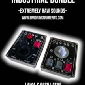 Puede incluir: Dos dispositivos electrónicos negros con detalles plateados, botones rojos y varias perillas e interruptores. El texto "INDUSTRIAL BUNDLE" y "-EXTREMELY RAW SOUNDS-" están en la parte superior. También es visible la dirección del sitio web "WWW.ERRORINSTRUMENTS.COM". El texto "LAIKA, S OSCILLATOR DIE ANTWOORD APPARAT" está en la parte inferior.