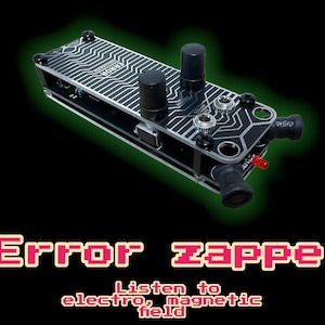 Könnte beinhalten: Ein schwarzes und silbernes elektronisches Gerät mit dem Text "ERROR ZAPPER" und "Listen to electromagnetic field" auf der Vorderseite. Das Gerät hat mehrere Knöpfe und Drehregler.