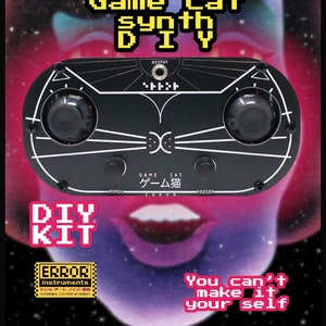 Puede incluir: Una ilustración en blanco y negro de la cara de un gato con un módulo de sintetizador en el centro. El módulo tiene perillas, un conector y el texto "Game Cat Synth DIY Kit" y "ゲーム猫" en japonés. El texto "You can't make it your self" está debajo del módulo.