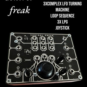 Può includere: Un modulo Eurorack nero Control Freak con un joystick, pulsanti e manopole. Il modulo ha il testo "Control Freak" e "Standalone Compatible with Eurorack".