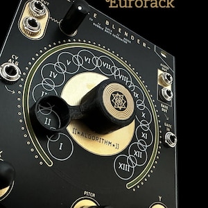 Peut inclure: Un module Eurorack noir et or appelé "Tele blender" avec un grand bouton avec les chiffres romains I à XIII. Le bouton est intitulé "[[*ALGORITHM*]]" et possède un bouton noir avec une étoile dorée au centre. Le module possède une variété de prises et de boutons, notamment une sortie CV, un alg CV, une sortie audio, une sortie de porte et une entrée de porte.