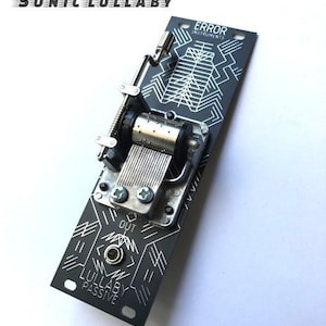 Puede incluir: Un instrumento musical negro y plateado con una llave de cuerda y una salida jack. El instrumento está etiquetado como "Error Instruments" y "Lullaby Passive".