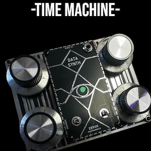 Puede incluir: Un sintetizador de m&uacute;sica electr&oacute;nico negro y plateado con el texto "DATA SYNTH -TIME MACHINE- ERROR INSTRUMENTS EXPERIMENTAL DATA SOUND" en la parte delantera. El sintetizador tiene varios botones e interruptores.