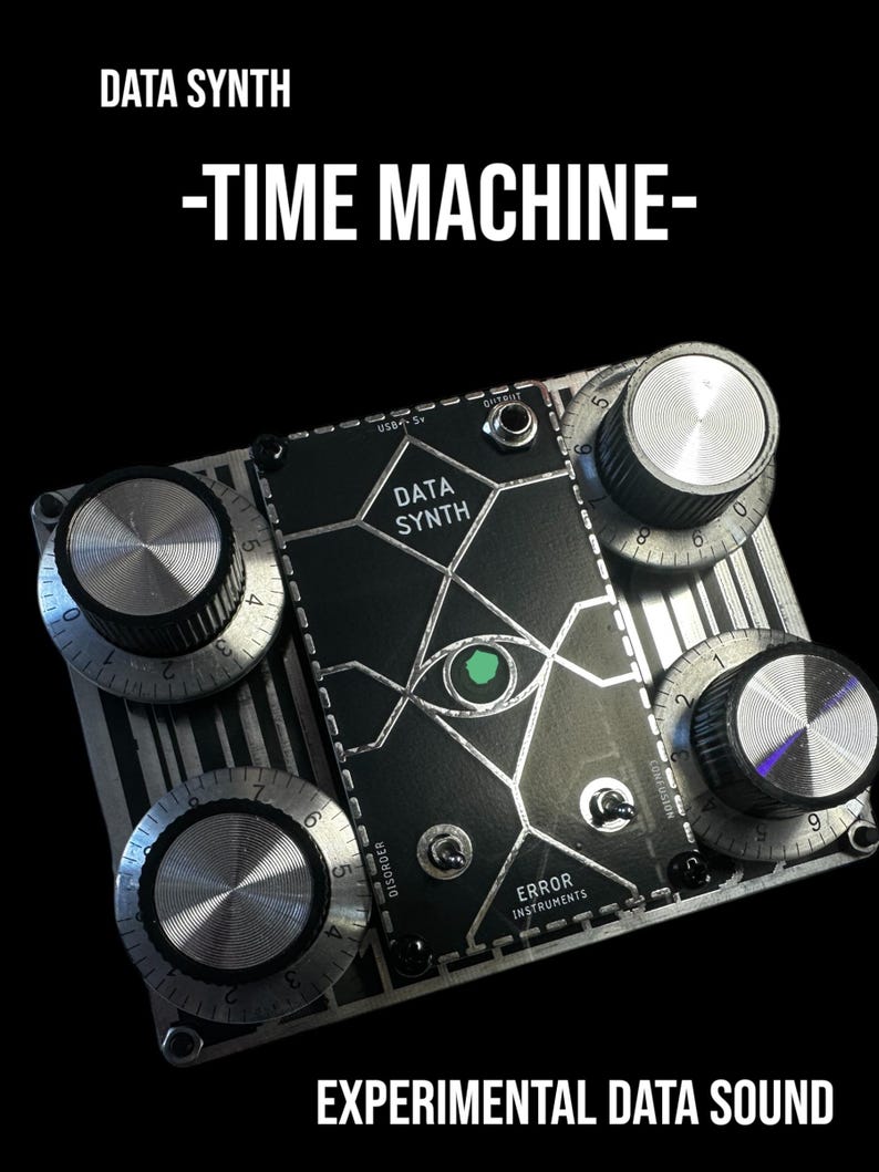 Puede incluir: Un sintetizador de m&uacute;sica electr&oacute;nico negro y plateado con el texto "DATA SYNTH -TIME MACHINE- ERROR INSTRUMENTS EXPERIMENTAL DATA SOUND" en la parte delantera. El sintetizador tiene varios botones e interruptores.