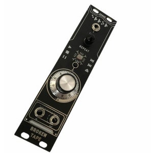 Puede incluir: Módulo de audio negro y plateado con una perilla, botones y conectores. El módulo está etiquetado como "BROKEN TAPE".