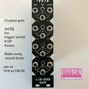 Puede incluir: Módulo Eurorack en blanco y negro con el texto "ERROR トトント" y "J. LO-PASS GATE" en la parte delantera. El módulo tiene seis conectores, tres a cada lado, y una perilla negra en el centro. El módulo está etiquetado como "INPUT", "GATE IN" y "OUTPUT".