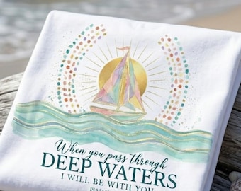 Camiseta cristiana con diseño de velero en aguas profundas / Versículo bíblico Isaías 43:2 (Descarga digital)