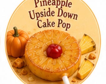 Pode incluir: Um cake pop redondo de bolo de abacaxi invertido com uma cereja vermelha central, contendo o texto Pineapple Upside Down Cake Pop. É rodeado por uma pequena abóbora laranja e duas fatias de abacaxi amarelo num fundo circular bege.