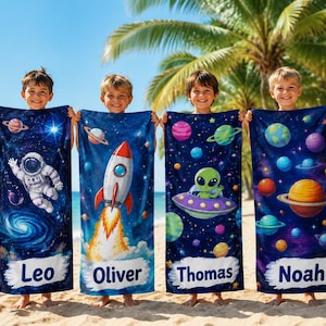 Può includere: Quattro teli mare rettangolari con disegni a tema spaziale che includono un astronauta, un razzo, un alieno su un disco volante e vari pianeti. Ogni telo mostra un nome nella parte inferiore: Leo, Oliver, Thomas e Noah.