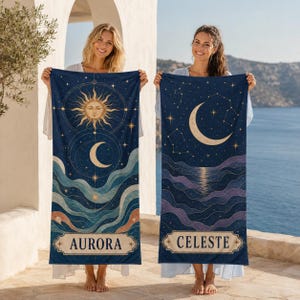 Può includere: Due teli mare rettangolari con disegni celesti. Il telo sinistro mostra un sole, una luna e motivi ondulati con il testo AURORA. Il telo destro mostra una luna crescente, costellazioni e motivi ondulati con il testo CELESTE.