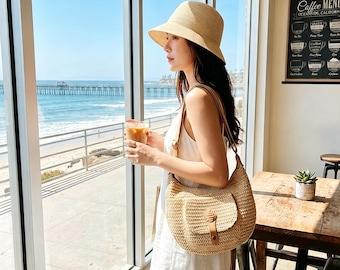 Borsa a tracolla Hobo in paglia vintage, borsa a spalla intrecciata con patta in pelle, spaziosa borsa estiva per la spiaggia, la città costiera, le vacanze e l'uso quotidiano.