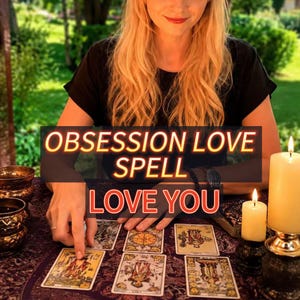 Peut inclure: Un jeu de cartes de tarot disposé sur un tissu violet à motifs avec deux bougies piliers allumées et deux bols métalliques. Le texte OBSESSION LOVE SPELL LOVE YOU est superposé au centre en orange brillant sur un fond rectangulaire sombre.