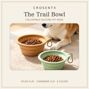 Peut inclure: Deux gamelles pour animaux en silicone pliable, une beige et une vert clair, remplies de croquettes brunes. Chaque gamelle est équipée d'un mousqueton en métal sur le côté. Le texte indique CROSENTX The Trail Bowl COLLAPSIBLE SILICONE PET BOWL.