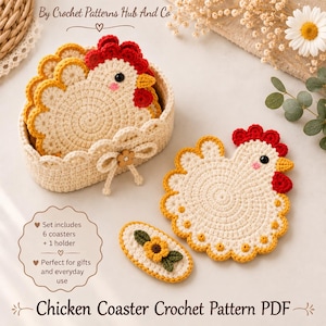 Pode incluir: Um conjunto de seis porta-copos de crochê em forma de galinha na cor creme com bordas festonadas amarelas, cristas vermelhas e olhos pretos. Inclui um suporte oval de crochê com um detalhe de flor de madeira e um porta-copos com girassol.