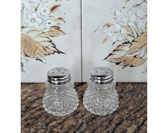 Vintage mini glazen zout- en peperstrooier set met zilveren deksels, retro keuken MCM met noppen.