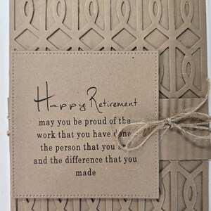 Peut inclure: Carte de retraite beige avec un motif g&eacute;om&eacute;trique d&eacute;coup&eacute; et un carr&eacute; cousu avec les mots "Happy Retirement". La carte comprend un message sur la fiert&eacute; du travail et la diff&eacute;rence faite, nou&eacute;e avec de la ficelle.