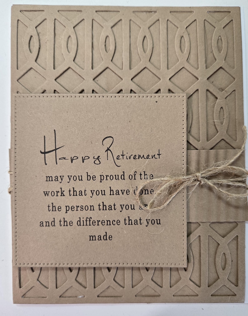 Peut inclure: Carte de retraite beige avec un motif g&eacute;om&eacute;trique d&eacute;coup&eacute; et un carr&eacute; cousu avec les mots "Happy Retirement". La carte comprend un message sur la fiert&eacute; du travail et la diff&eacute;rence faite, nou&eacute;e avec de la ficelle.