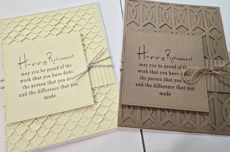 Peut inclure: Deux cartes de retraite faites &agrave; la main. L'une est de couleur cr&egrave;me avec un motif textur&eacute; et une &eacute;tiquette carr&eacute;e avec le texte "Happy Retirement". L'autre est marron avec un motif d&eacute;coup&eacute; d&eacute;coratif et une &eacute;tiquette similaire. Les deux cartes sont attach&eacute;es avec de la ficelle.