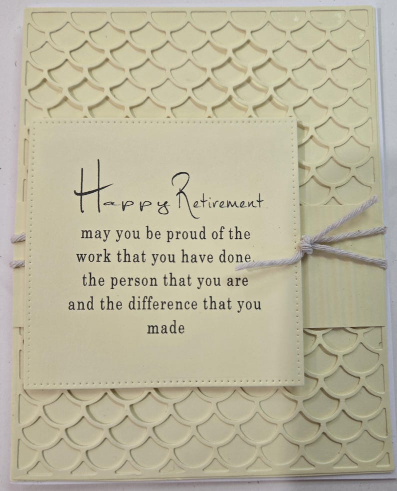 Peut inclure: Une carte de retraite cr&egrave;me avec les mots "Happy Retirement" en &eacute;criture &eacute;l&eacute;gante. La carte pr&eacute;sente un fond textur&eacute; et &agrave; motifs et un petit carr&eacute; cousu avec un message sinc&egrave;re. Un n&oelig;ud en ficelle ajoute une touche d&eacute;corative.