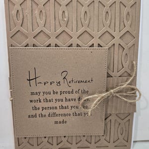 Peut inclure: Carte de retraite artisanale avec un motif g&eacute;om&eacute;trique marron. Elle affiche l'inscription "Happy Retirement" en &eacute;criture cursive, accompagn&eacute;e d'un message sinc&egrave;re. Un n&oelig;ud en ficelle ajoute une touche rustique.