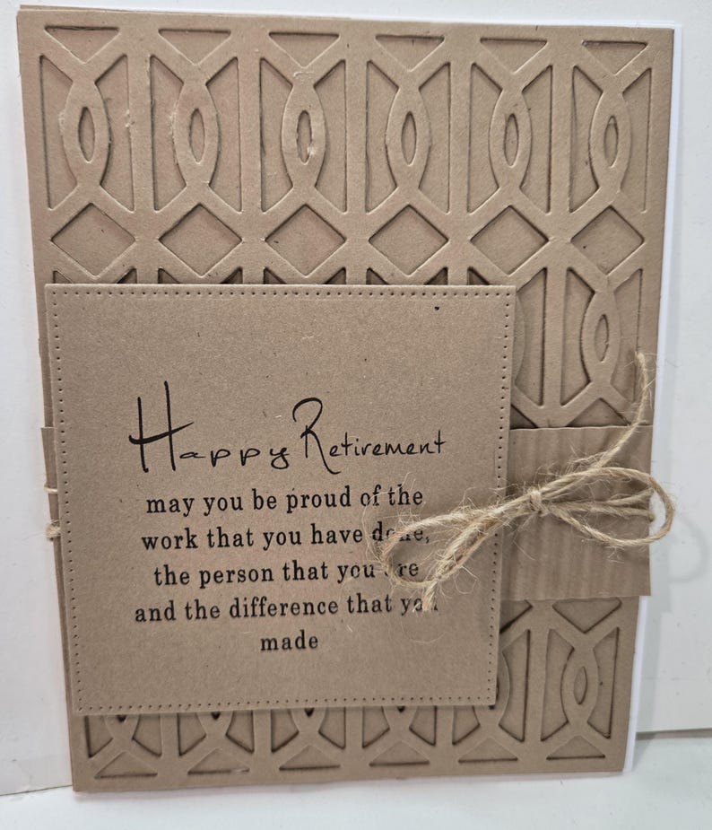 Peut inclure: Carte de retraite artisanale avec un motif g&eacute;om&eacute;trique marron. Elle affiche l'inscription "Happy Retirement" en &eacute;criture cursive, accompagn&eacute;e d'un message sinc&egrave;re. Un n&oelig;ud en ficelle ajoute une touche rustique.